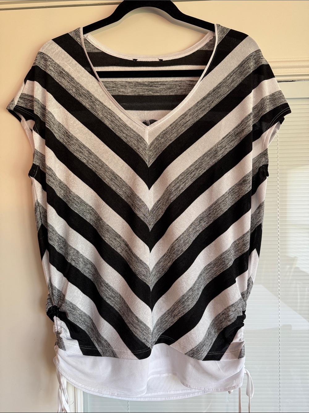 White House Black Market Black, White & Gray Chevron V‑Neck Tunic